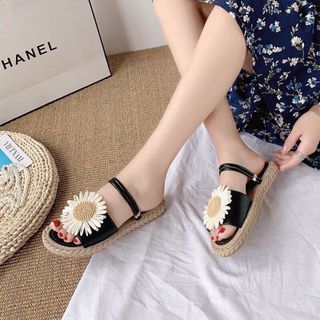 Dép mang hai kiểu hoa cúc