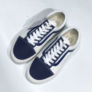 Giày Sneaker