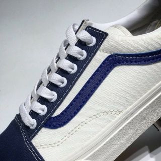 Giày Sneaker