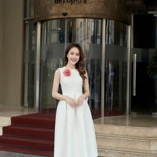 ĐẦM XÒE SÁT NÁCH ĐÍNH HOA HỒNG TRÊN NGỰC