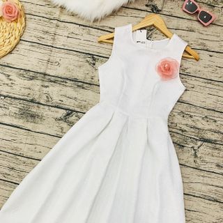 ĐẦM XÒE SÁT NÁCH ĐÍNH HOA HỒNG TRÊN NGỰC