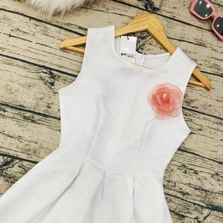 ĐẦM XÒE SÁT NÁCH ĐÍNH HOA HỒNG TRÊN NGỰC