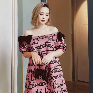 ĐẦM TAY NGẮN RỚT VAI IN CHỮ CÁ TÍNH