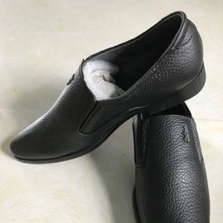 giày mũi nhọn sang trọng