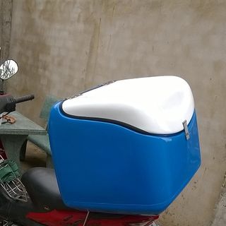 Thùng nhựa chở hàng sau xe máy Lhe Ngọc