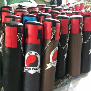 Bao cát được nhồi hoàn thiện làm bằng đai xích chắc chắn