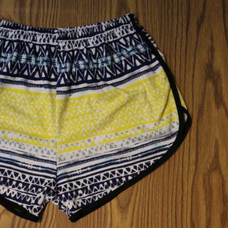 Quần short 1 sọc hình bông
