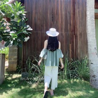 Set áo trễ vai xanh + quần ống rộng trắng