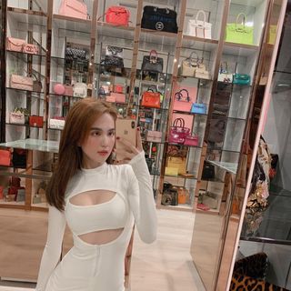 Đầm body Ngọc Trinh khoét ngực cực tôn dáng