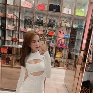 Đầm body Ngọc Trinh khoét ngực cực tôn dáng