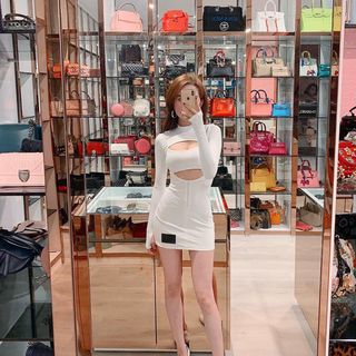 Đầm body Ngọc Trinh khoét ngực cực tôn dáng