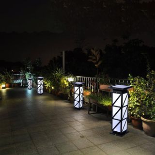 Đèn trang trí lối đi vuông chéo 4 mặt dùng năng lượng mặt trời - Tự sáng ban đêm mà không dùng điện