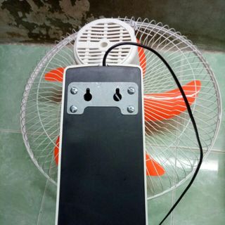 Quạt treo tường