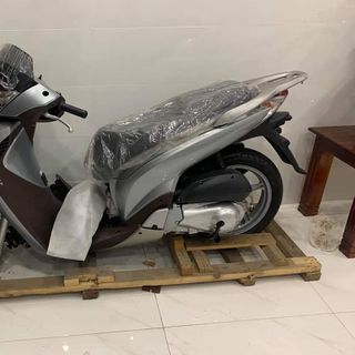 Cần bán Sh150i chuẩn Ý màu bạc inox