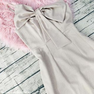 ĐẦM ÔM MỘT DÂY NƠ LỚN TRƯỚC NGỰC