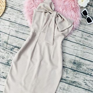 ĐẦM ÔM MỘT DÂY NƠ LỚN TRƯỚC NGỰC