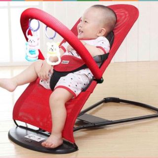 Nôi rung em bé có đồ chơi