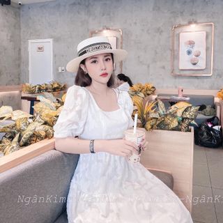 Váy trắng hở lưng cổ vuông