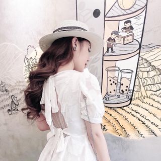 Váy trắng hở lưng cổ vuông