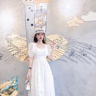 Váy trắng hở lưng cổ vuông