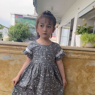 Đầm cho bé họa tiết hoa nền xám tối phối ren trắng