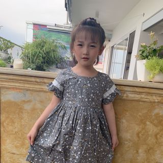 Đầm cho bé họa tiết hoa nền xám tối phối ren trắng