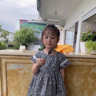 Đầm cho bé họa tiết hoa nền xám tối phối ren trắng