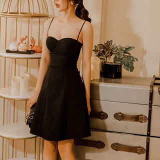 Đầm đen hai dây cúp ngực Sophia Studio