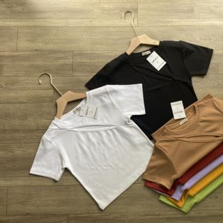 Áo croptop khoét ngực