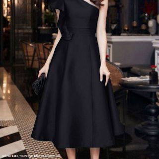ĐẦM XÒE CỔ XÉO VAI ĐÍNH HOA LỚN