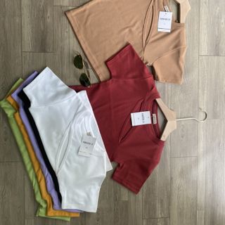 Áo croptop khoét ngực