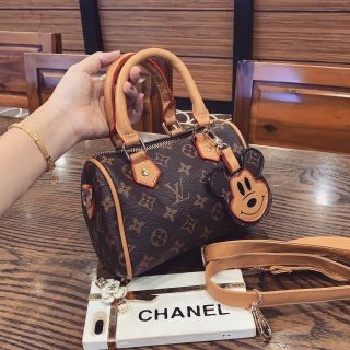 Combo sét túi trống kèm móc gấu kute móc khoá fullogo size 24 cm chất da nhám mềm đẹp xuất sắc ✌🏻quai xách + dây đeo chéo Đặc biệt tặng kèm gấu móc kute ( Hình chụp thật bao trả luôn nếu không như hình )