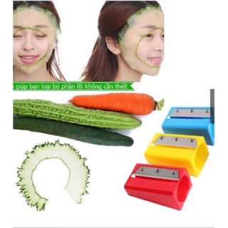 Gọt dưa leo đắp măt nạ làm đẹp