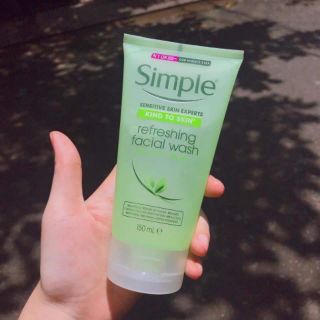 SỮA RỬA MẶT SIMPLE KIND TO SKIN REFRESHING FACIAL WASH GEL. Làn da mịn màng, không bị khô căng sau khi rửa mặt.