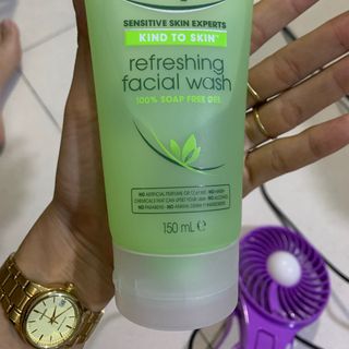 SỮA RỬA MẶT SIMPLE KIND TO SKIN REFRESHING FACIAL WASH GEL. Làn da mịn màng, không bị khô căng sau khi rửa mặt.