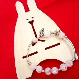 Vòng đá tuyết đeo tay màu hồng