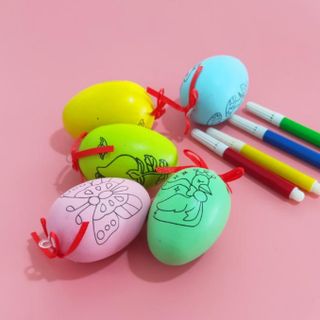 Trứng tô màu gồm 1 trứng và 4 cây bút chỉ 5k8