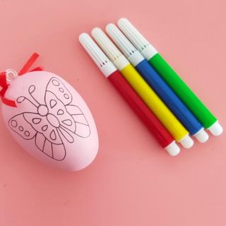 Trứng tô màu gồm 1 trứng và 4 cây bút chỉ 5k8