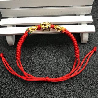 Vòng tay chỉ đỏ cầu tài lộc heo vàng