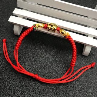 Vòng tay chỉ đỏ cầu tài lộc heo vàng