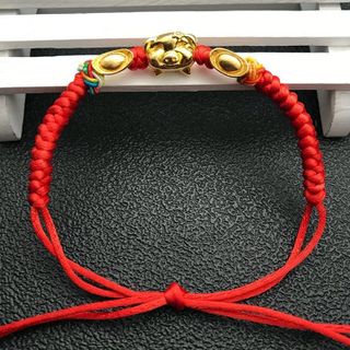 Vòng tay chỉ đỏ cầu tài lộc heo vàng