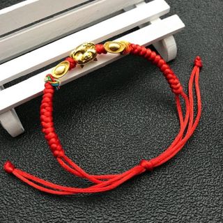 Vòng tay chỉ đỏ cầu tài lộc heo vàng