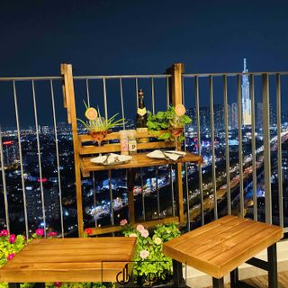 Bộ bàn ban công 2 ghế, tiết kiệm diện tích, ghế chân sắt mặt gỗ tự nhiên, bộ bàn ghế ngoài trời Jadin