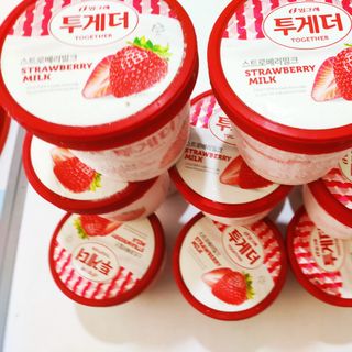 Kem hộp Together vị dâu sữa Binggrae Hàn Quốc 700ml