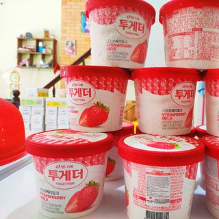 Kem hộp Together vị dâu sữa Binggrae Hàn Quốc 700ml