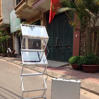Giá kệ để catalo, brochure, tờ rơi khổ A3 bằng mica