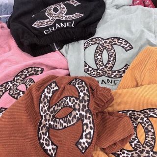 HOT HOT Ạ! BÁN MÃI VẪN HOT NHÉ KHOÁC NHUNG GÂN VẢI NHẬP QC CAO CẤP! Freesize dưới 60kg. ẢNH CHỤP THẬT. NO . Lấy sll ib!