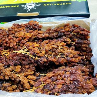 Nho khô nguyên cành Úc Crimson (Loại nhất , cành dài và trĩu quả )