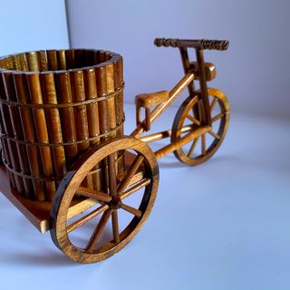 Xe ba bánh gỗ cắm bút viết bàn làm việc