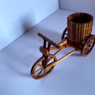 Xe ba bánh gỗ cắm bút viết bàn làm việc